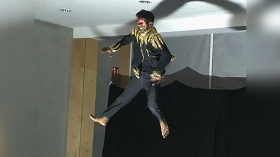 dynamisch: Szene aus dem Theater „Clownsyatra für Frieden” (Bild: Christoph Haas)