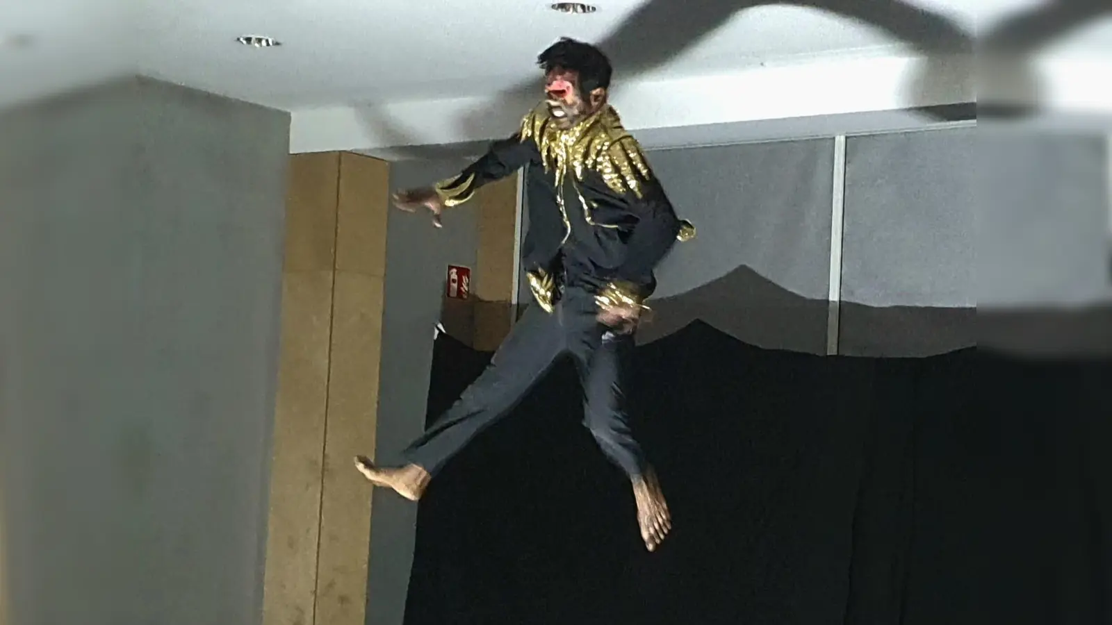 dynamisch: Szene aus dem Theater „Clownsyatra für Frieden” (Bild: Christoph Haas)