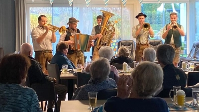 Die Waldthurner Hulzstoussboum spielen beim Oktoberfest in der Tagespflege (Bild: Melanie Reber)