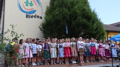 Mit Tänzen, Gstanzln und fesch in Tracht präsentierten die Schüler der Grundschule Rieden das Bühnenprogramm zum Bayerischen Schulfest (Bild: Michael Rabenhofer)