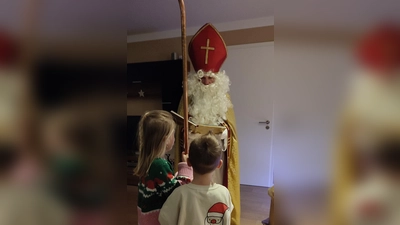Gespannt blicken die Kinder zum Nikolaus. (Bild: Silvia Solter)