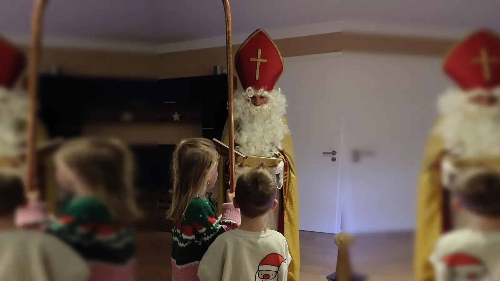Gespannt blicken die Kinder zum Nikolaus. (Bild: Silvia Solter)