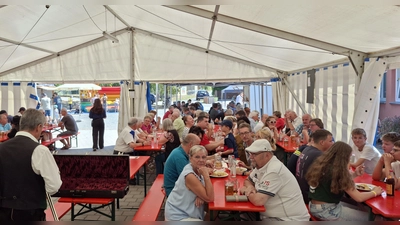 Trotz Sommertemperaturen waren zum Mittagessen alle Plätze besetzt. (Bild: Manuela Kellermann )