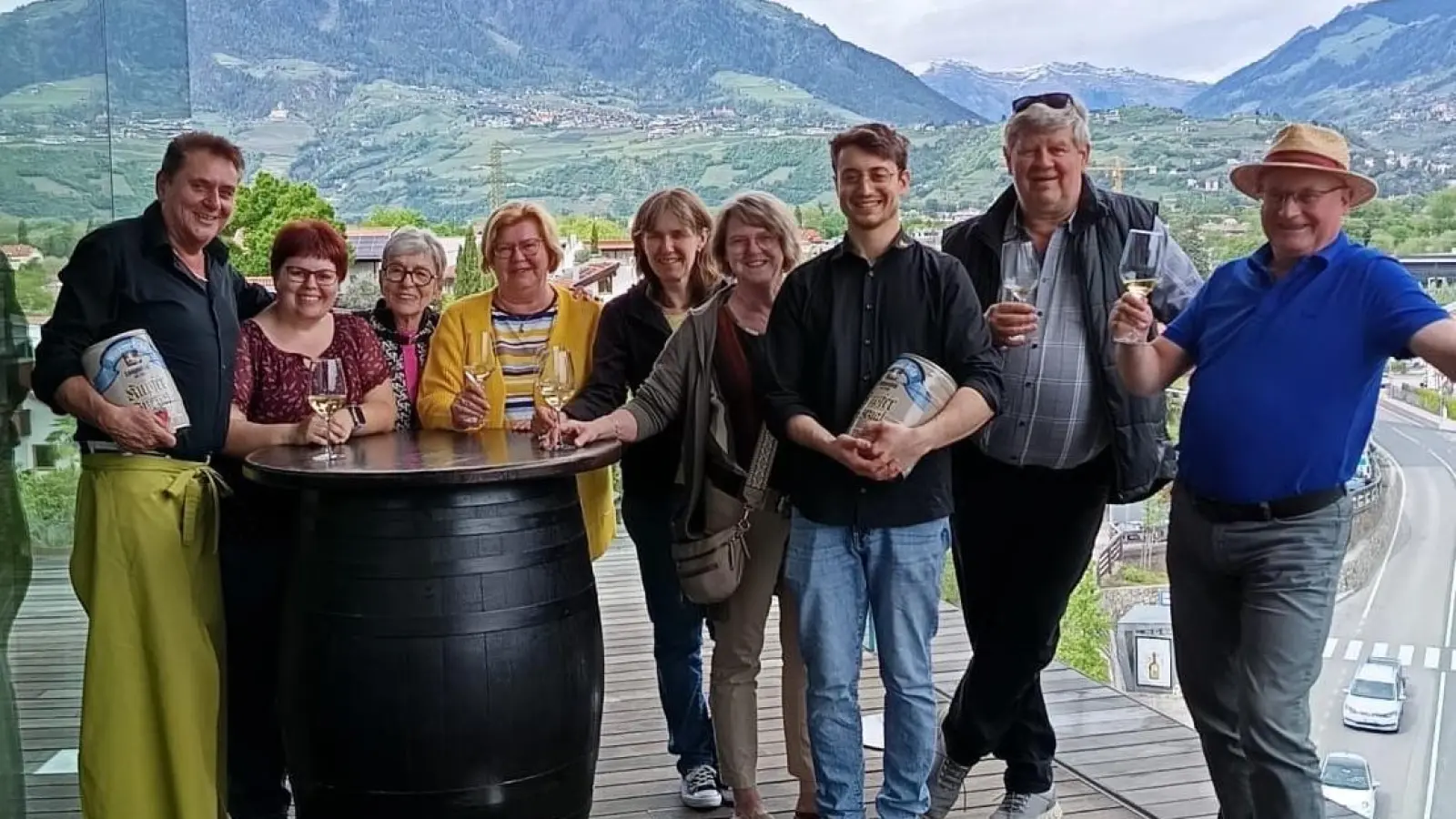 In der Panorama-Önothek Marling übergaben CSU Vorsitzender Wolfgang Würschinger, Bürgermeister Martin Schregelmann und FU Vorsitzende Renate Müller an die Algunder Freunde mit Martin Gamper je ein Fässchen Oberpfälzer Bier als kleines Dankeschön für die stets erbrachte Zeit zur Patenschaftspflege. (Bild: Syliva Wallinger)
