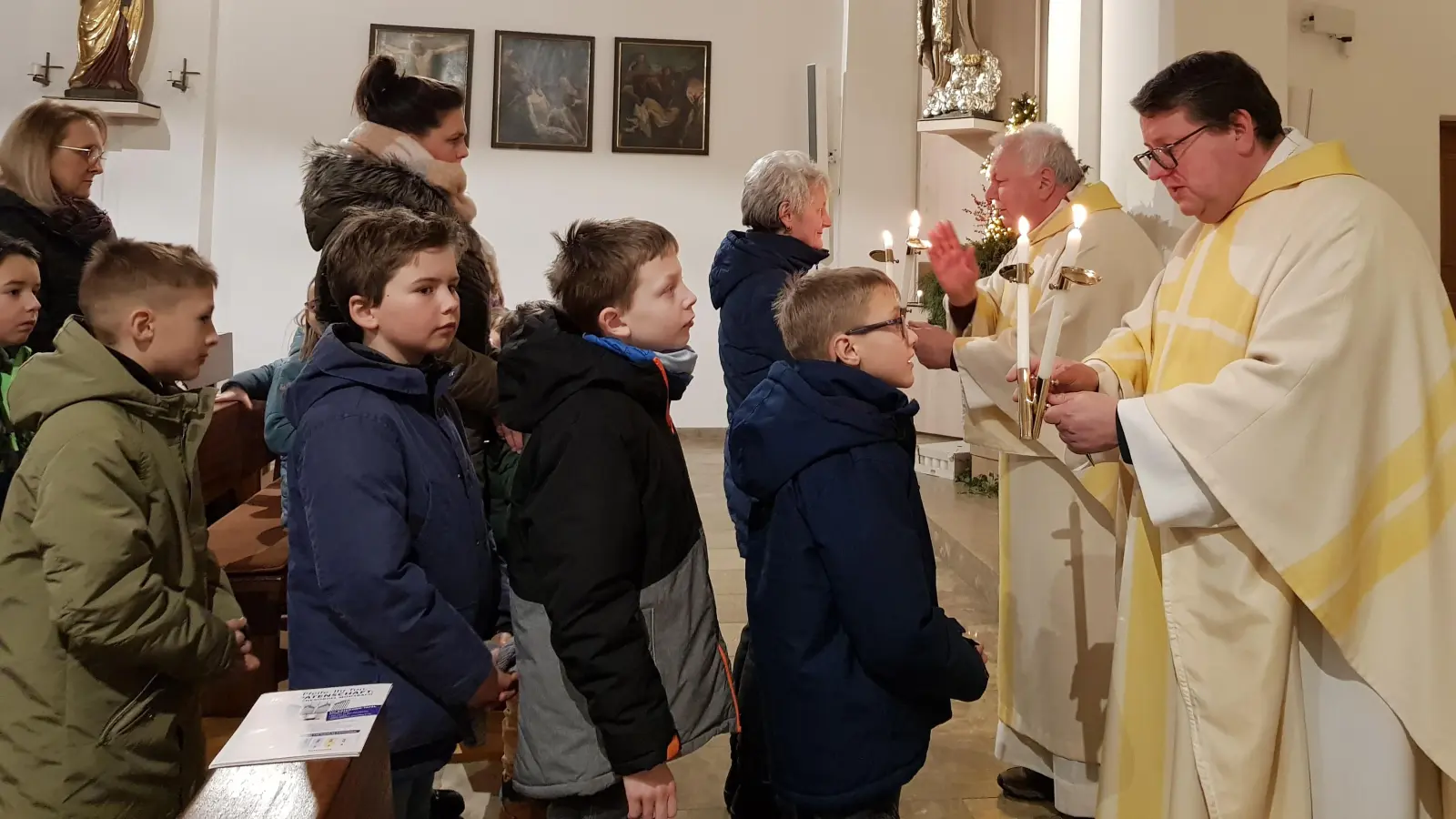 Erwachsene und Kinder ließen sich den Blasiussegen spenden. (Bild: Peter Garreiss)