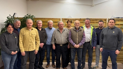 Von links: 3. Vorsitzende Sarah Wittmann, Kick Georg, Uwe Griebel, Martin Müller, Max Bayerl, Karl List, Christine Kick, Hermann Friedl, Werner Forster, 1. Bürgermeister Sebastian Hartl, 1. Vorsitzender Kilian Braun.  (Bild: Tobias Hartmann)