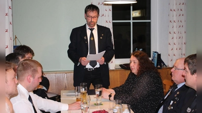 Um weitere zwölf Mitglieder gewachsen sei die Krieger- und Soldatenkameradschaft Burkhardsreuth, berichtete deren Vorsitzender Markus Reiß (stehend). Für 22 Jahre als Schatzmeisterin wurde Jutta Schindler (Dritte von rechts neben Soldatenbunds-Kreisvorsitzendem Peter Lehr) geehrt. (Bild: Bernhard Piegsa)