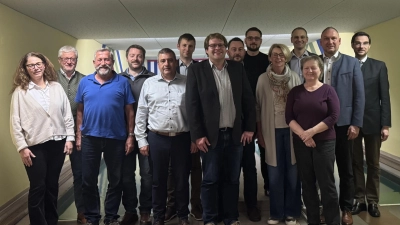 Dr. Stephan Oetzinger (1. v. r.) und Richard Kammerer (2. v. r.) gratulierten Christoph Müller (Bildmitte) zu seiner Wiederwahl. Mit neu gewählter Vorstandschaft geht er die nächsten zwei Jahre an. (Bild: Johann Kneißl)