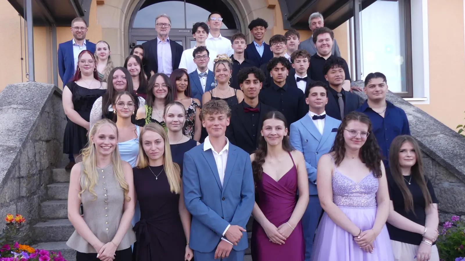 1. Reihe von links: Lara Walter (1,0), Sophia Zeus (1,2) und Felix Schmid (1,3) waren die besten Absolventen der M10 der Markus_Gottwalt-Schule. Die gesamte Klassengemeinschaft erreichte die „Mittlere Reife”. (Bild: Walther Hermann)