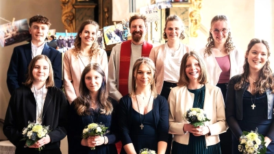 Die Konfirmandengruppe rund um Diakon Jens Albrecht und den Konfi-Teamerinnen (Bild: Katrin Dobler: Katrin Dobler)