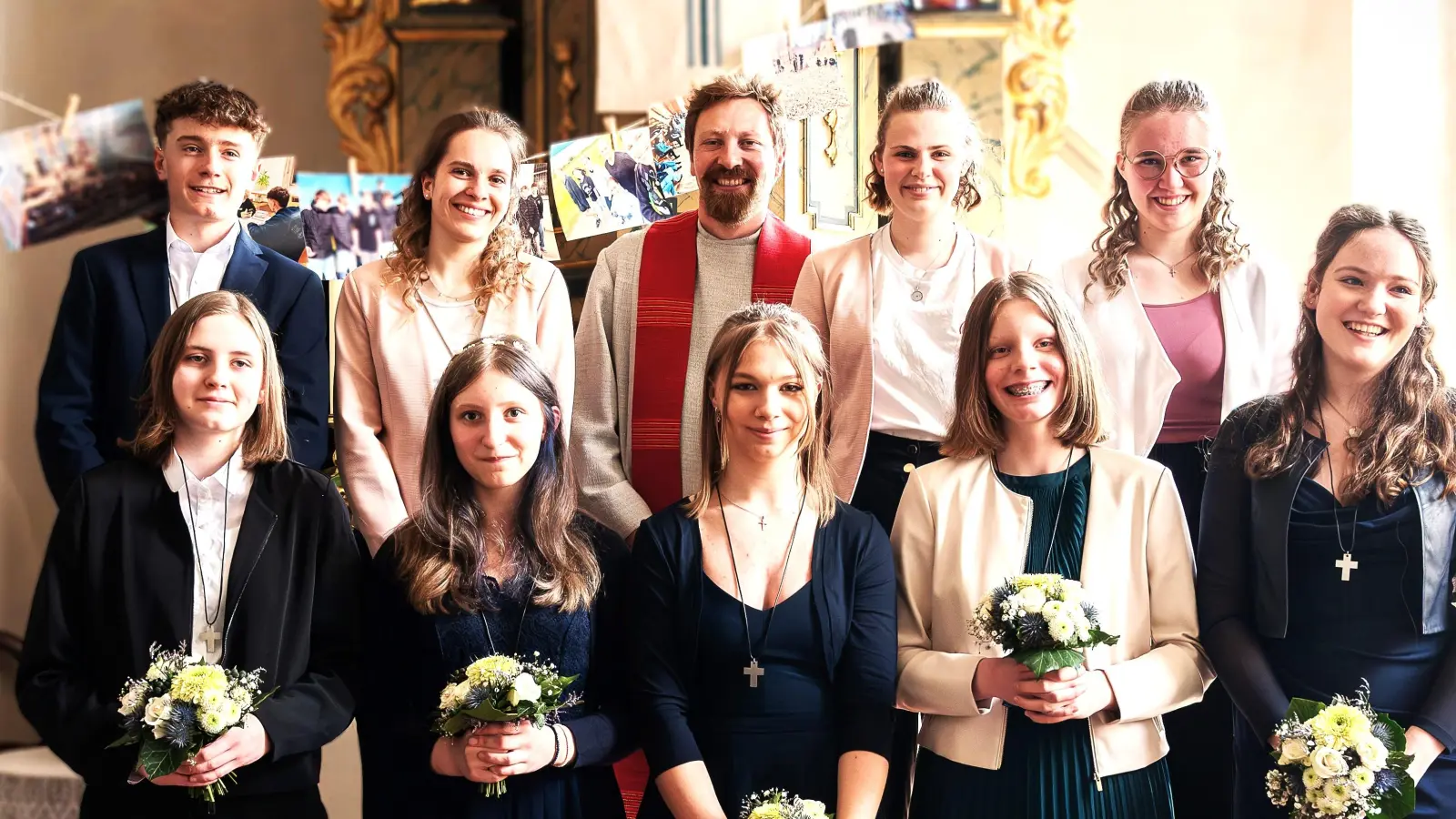 Die Konfirmandengruppe rund um Diakon Jens Albrecht und den Konfi-Teamerinnen (Bild: Katrin Dobler: Katrin Dobler)