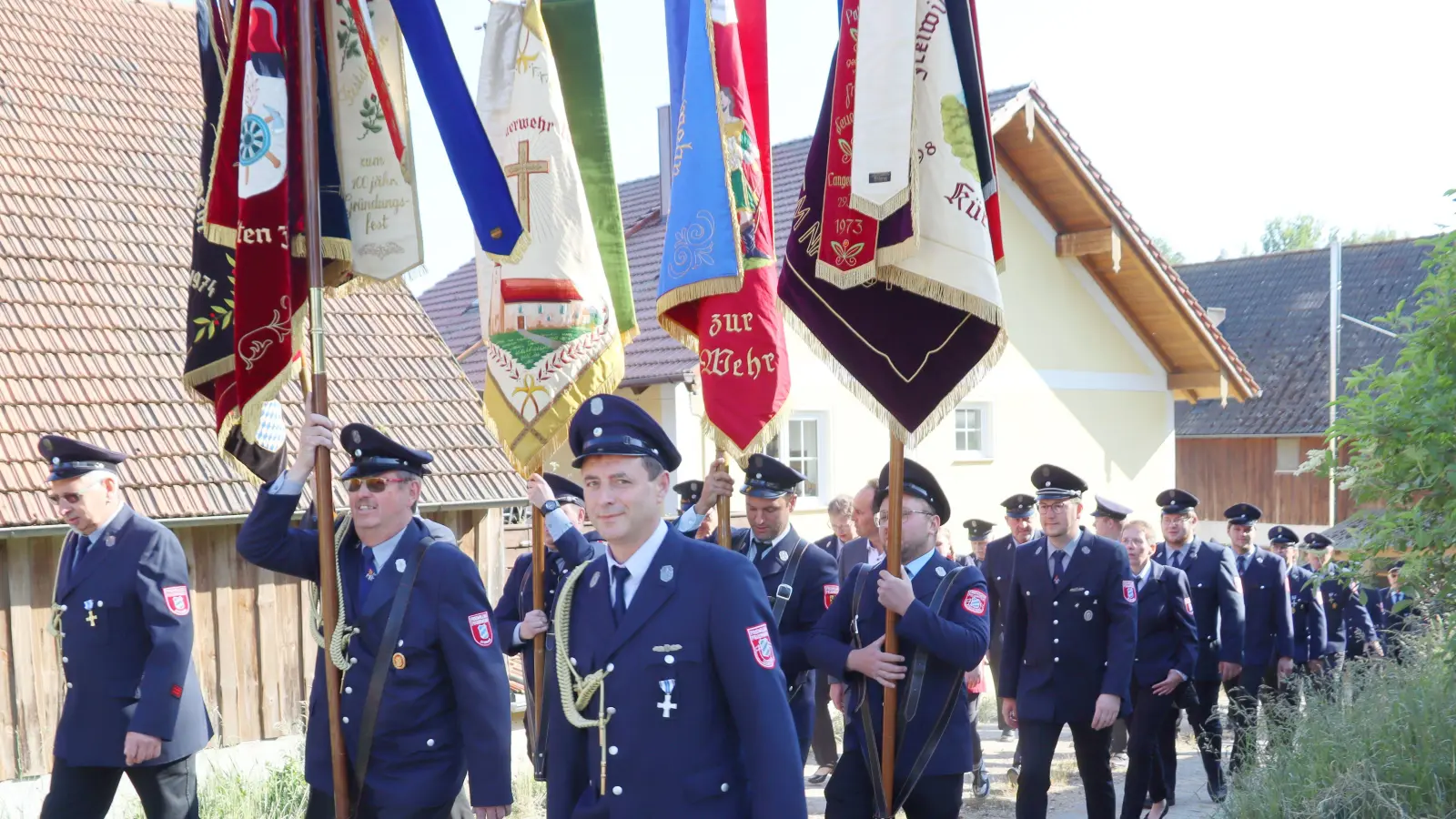 Die Feier zum 125-jährigen Jubiläum der Sigraser Wehr war ein Höhepunkt im Jahr 2023 - hier der Kirchenzug kurz vor St. Otto in Schmalnohe.<br> (Archivbild: gru)