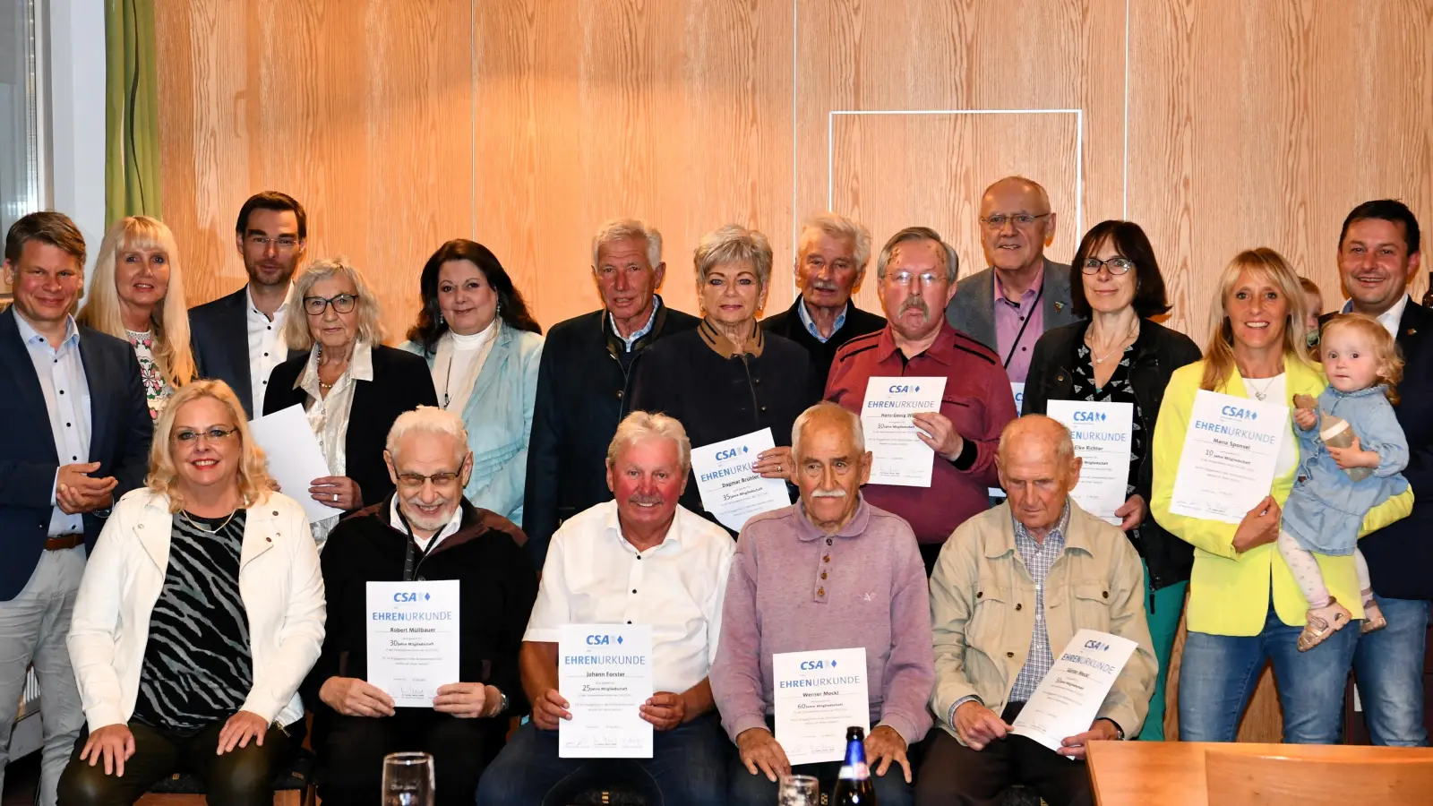 Die Geehrten am CSA Ehrenabend, mit Dr. benjamin Zeitler und Dr. Stephan Oetzinger.  (Bild: Dagmar Nachtigall)