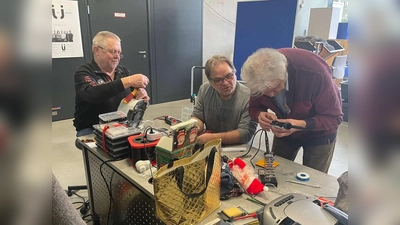 Schrauben - Löten - Justieren - eine breite Palette an handwerklichen Fähigkeite war gefragt. (Bild: Gerhard Müller)