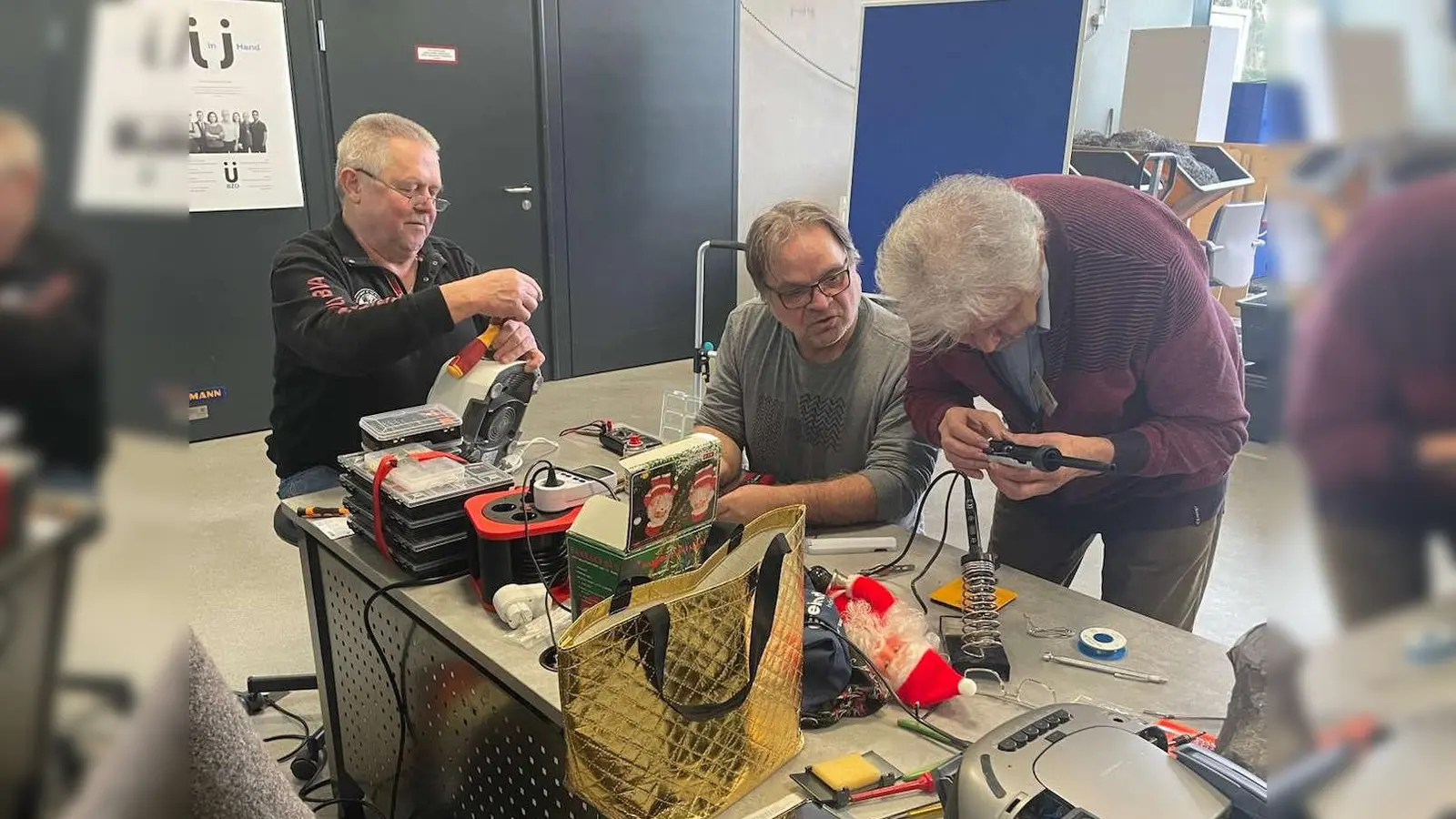 Schrauben - Löten - Justieren - eine breite Palette an handwerklichen Fähigkeite war gefragt. (Bild: Gerhard Müller)