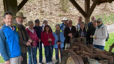 OWV Nabburg bei einer historischen Maschine zur Herstellung von Nägel in Arzberg. (Bild: Hans Rachwalik)
