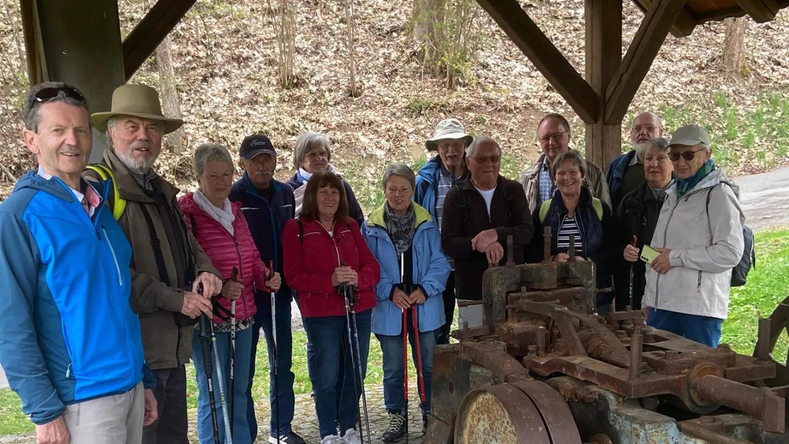 OWV Nabburg bei einer historischen Maschine zur Herstellung von Nägel in Arzberg. (Bild: Hans Rachwalik)
