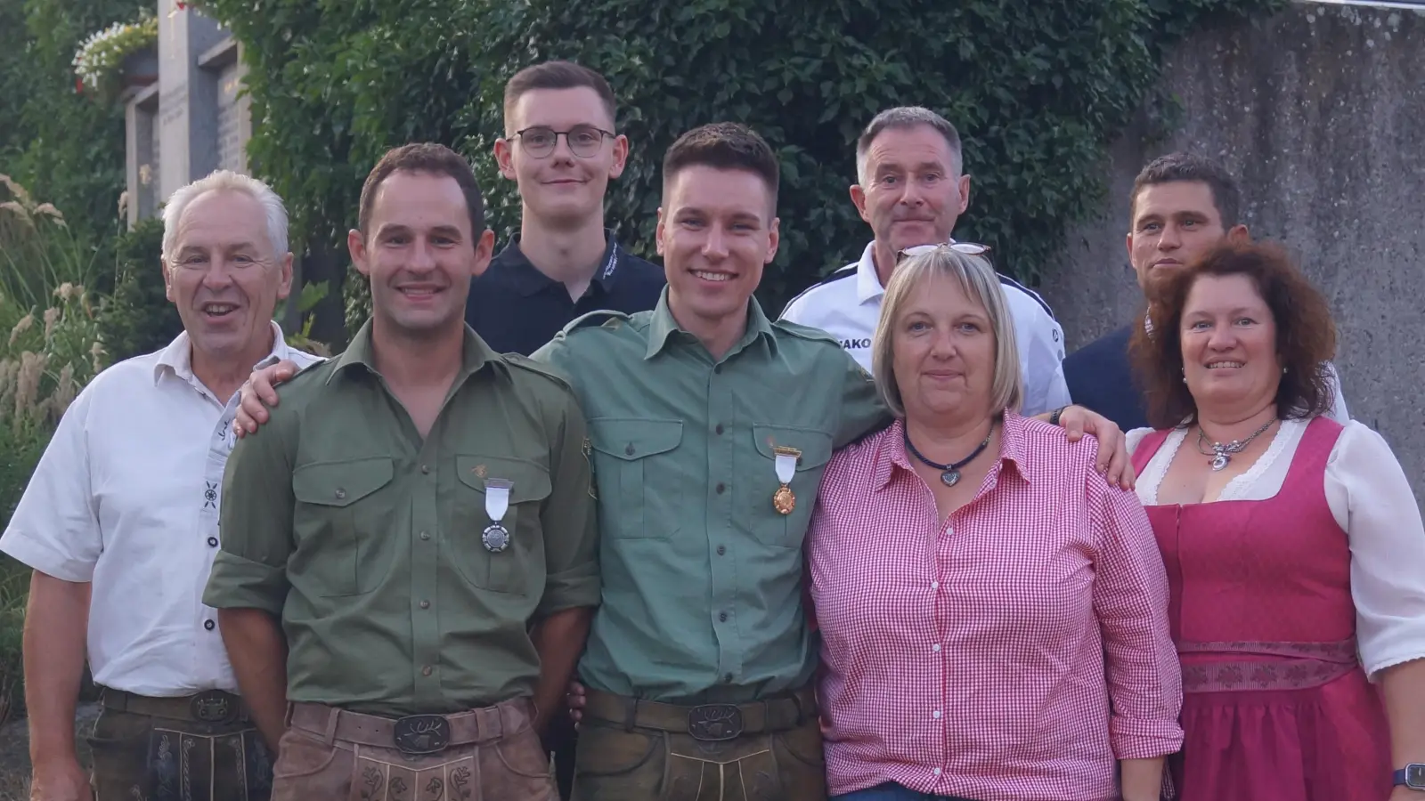 Herzlich empfangen wurde der neue Gau Schützenkönig des Schützengau Nabburg Stefan Gradl ( Bildmitte ),Dazu gratulierten besonders von links: zweiter Schützenmeister Reinhard Reis sen. erster Schützenmeister Matthias Reis,KLJB Vorstand Korbinian Schweiger, Günther Gradl, Matthias Mayer und die Weiherner Stadträtinnen Uli Haider und Katrin Schönl.  (Bild: Hans Schlosser )
