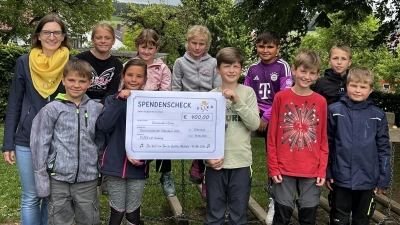 Gerne übernahm die 2. Vorsitzende von „FLIKA”, Birgit Prey (links) die Spende der 10 Kommunionkinder der Pfarrei Gebenbach entgegen. (Bild: Stefanie Dotzler)