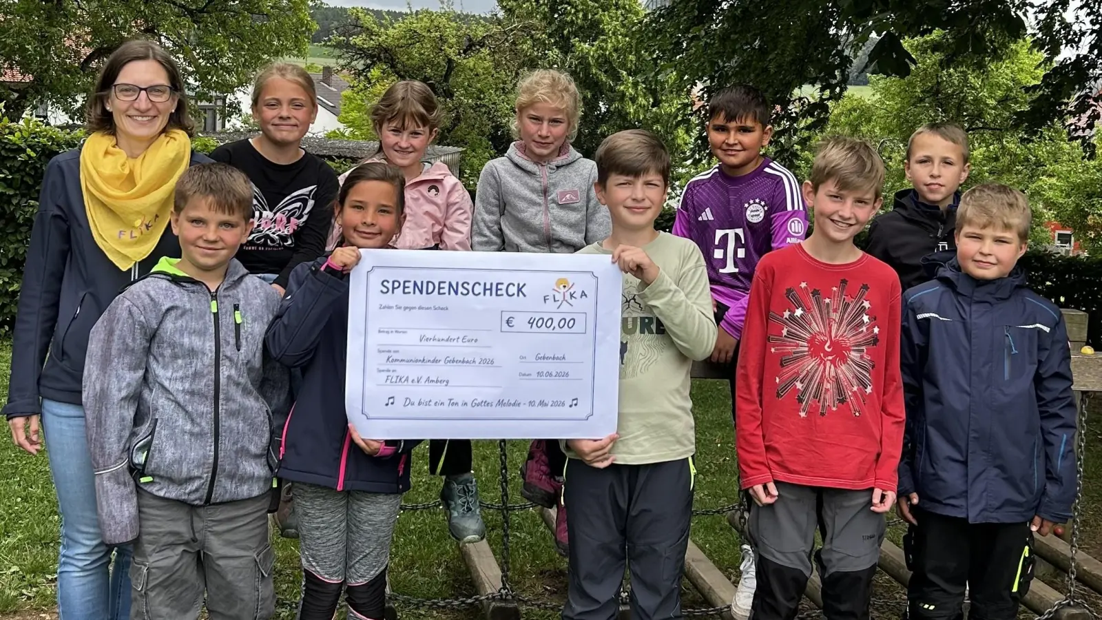 Gerne übernahm die 2. Vorsitzende von „FLIKA”, Birgit Prey (links) die Spende der 10 Kommunionkinder der Pfarrei Gebenbach entgegen. (Bild: Stefanie Dotzler)
