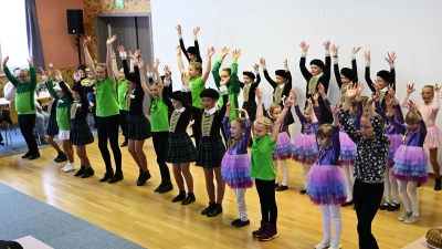 Die AWO Tanzgruppe begrüßt die Gäste mit dem Mitmachtlied „Wir haben oben gute Laune” (Bild: Michael Welnhofer)