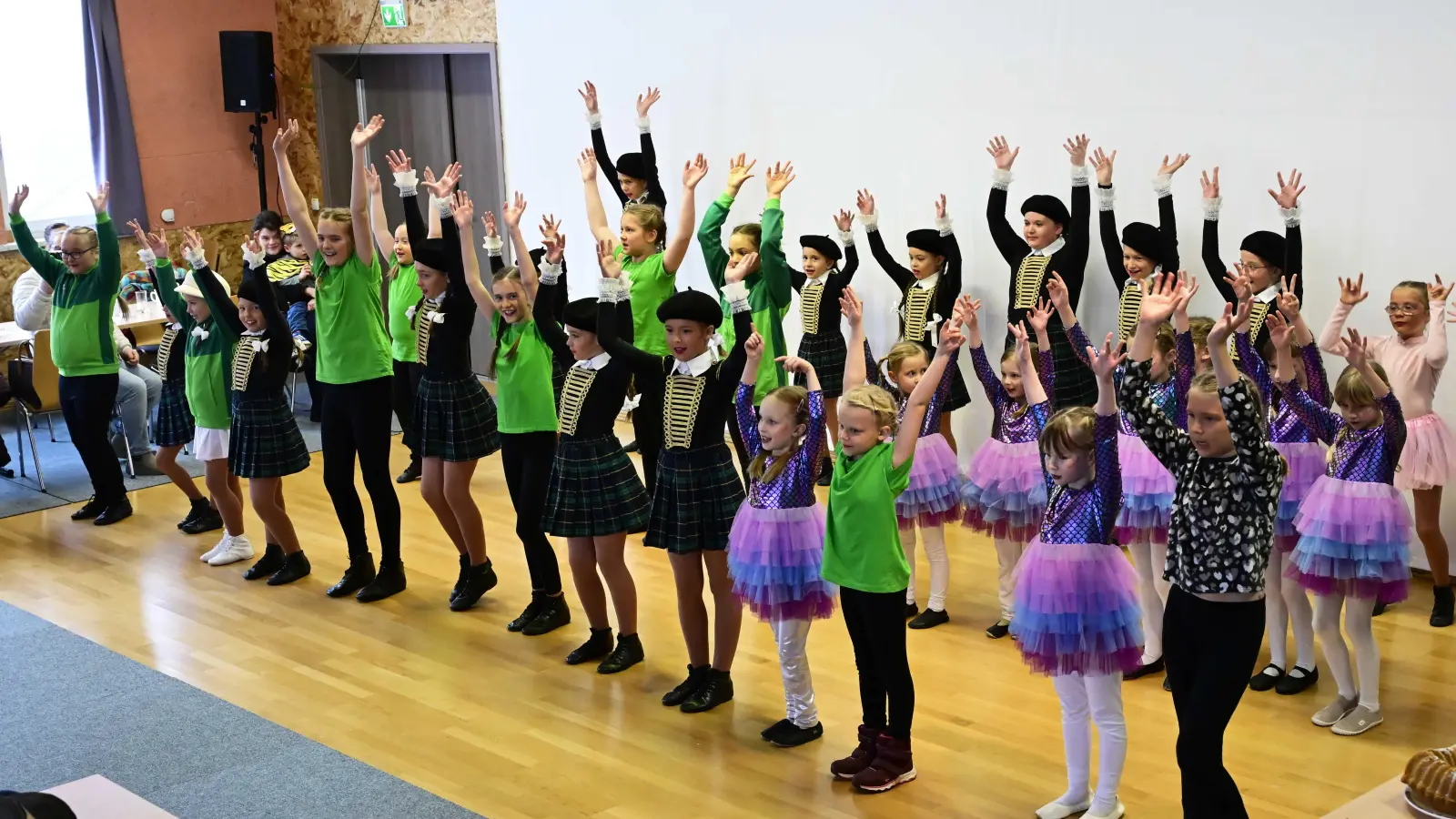Die AWO Tanzgruppe begrüßt die Gäste mit dem Mitmachtlied „Wir haben oben gute Laune” (Bild: Michael Welnhofer)