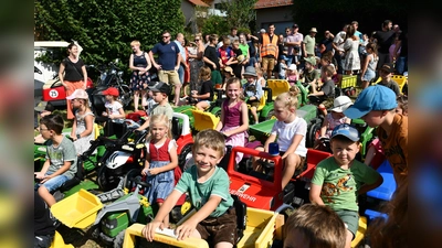 Die Kinder starten unter dem Motto „wie die Großen – so die Kleinen“. (Bild: Theresia Guttenberger)