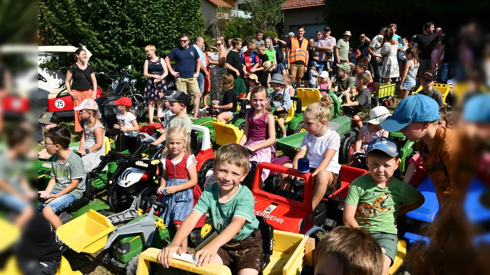 Die Kinder starten unter dem Motto „wie die Großen – so die Kleinen“. (Bild: Theresia Guttenberger)