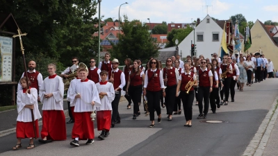 Die Prozession auf dem Weg vom ersten Altar in der St.-Georgs-Kirche hin zum zweiten Altar in der Hauptstraße (Bild: Michael Rabenhofer)