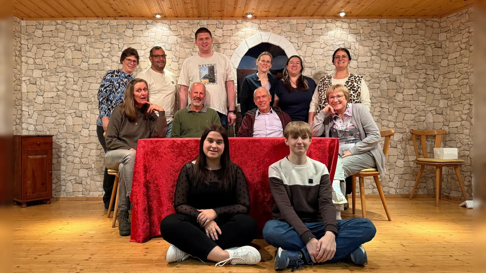 12 AKteure wirken mit: v. l. vorne sitzend: Julia Irlbacher,. Erik Helgert; Mittlere Reihe: Sigrid Künkler, Reinhard Brunner, Hans-Peter Pauckstadt-Künkler, Rita Dineieger; hintere Reihe: Melanie Rebhan, Bernhard Irlbacher, Tobias Rebhan, Marion Helgert, Nenja Bauer, Kathrin Ziegler. (Bild: Bernhard Irlbacher)