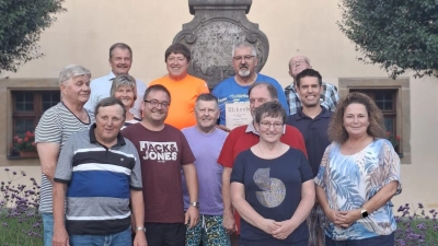 Ein nahezu unverändertes Leitungsteam mit Karlheinz Lehner (zweite Reihe, Zweiter von rechts/rotes Shirt) an der Spitze führt die „Wanderfreunde Grafenwöhr” in den nächsten zwei Jahren. (Bild: Alfons Dobmann)