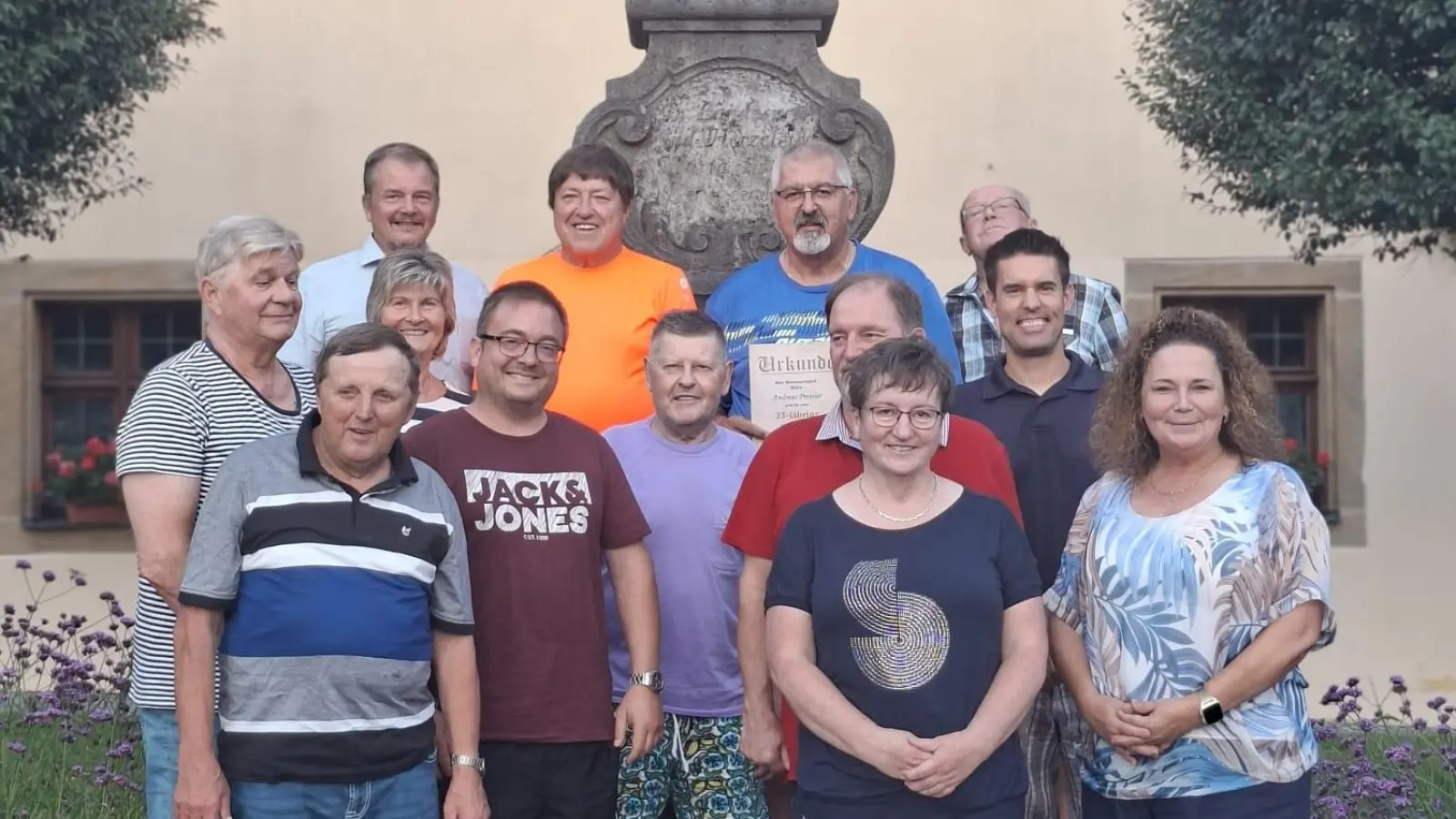 Ein nahezu unverändertes Leitungsteam mit Karlheinz Lehner (zweite Reihe, Zweiter von rechts/rotes Shirt) an der Spitze führt die „Wanderfreunde Grafenwöhr” in den nächsten zwei Jahren. (Bild: Alfons Dobmann)