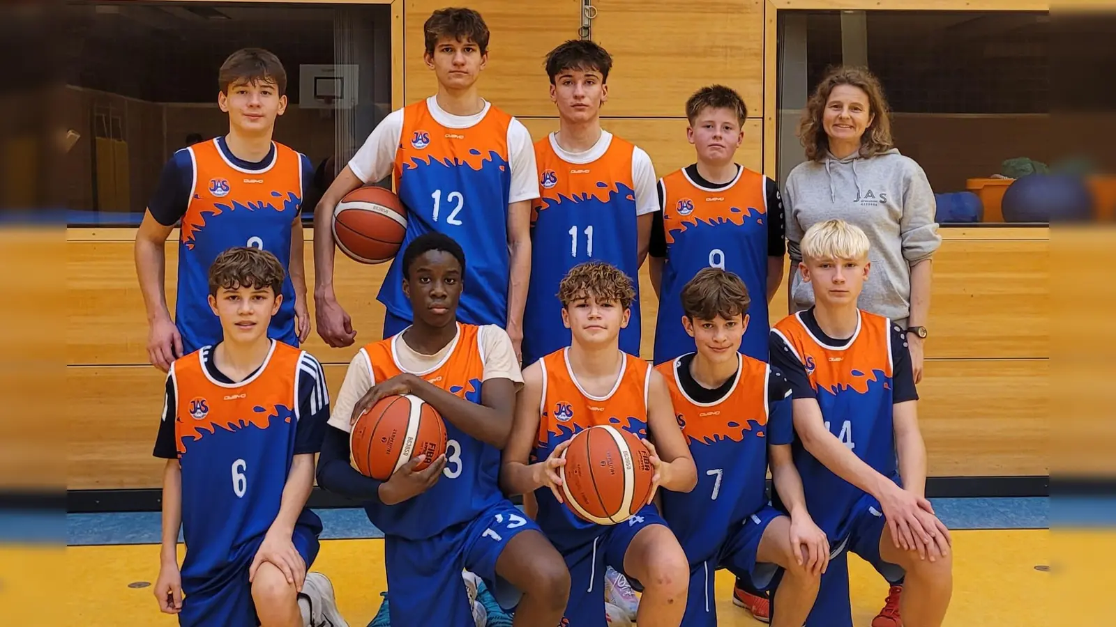 H. v. l.: Magnus Liebl, Jonathan Bock, Fabian Zeitler, Johannes Ott und Trainerin Barbara Meier, v. v. l.: Julius Brunner, Noel Ikedo, Simon Pröls, Fabian Ehlerding und Max Schlagenhaufer. (Bild: Katharina Ott)