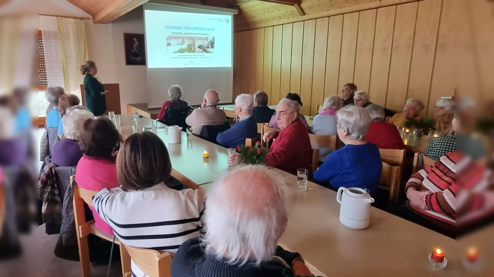Beim Info-Nachmittag des „Seniorentreff“ im katholischen Pfarrheim gab Kriminaloberkommissarin Yasmin Graf den Besuchern wertvolle Tipps, wie sie sich vor Trickbetrügern schützen können.<br><br> (Bild: Rudolf Wild)