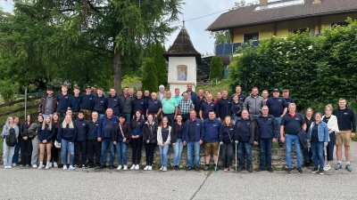 Rechts: Vorsitzender Matthias Lang<br>Bildmitte 2. Reihe: Mitglieder der Feuerwehr Damtschach (Kärnten) (Bild: Norbert Friedl)