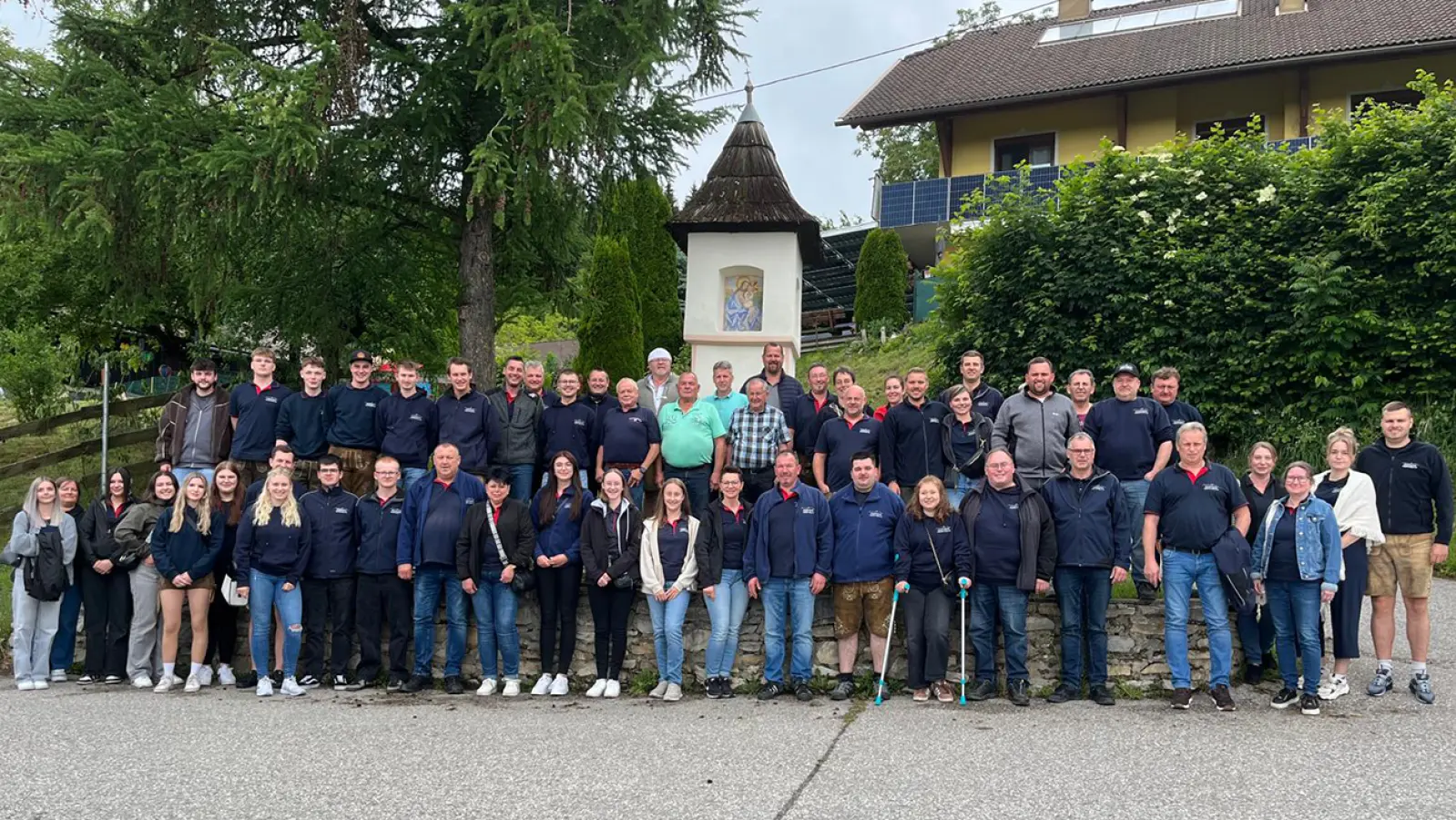 Rechts: Vorsitzender Matthias Lang<br>Bildmitte 2. Reihe: Mitglieder der Feuerwehr Damtschach (Kärnten) (Bild: Norbert Friedl)