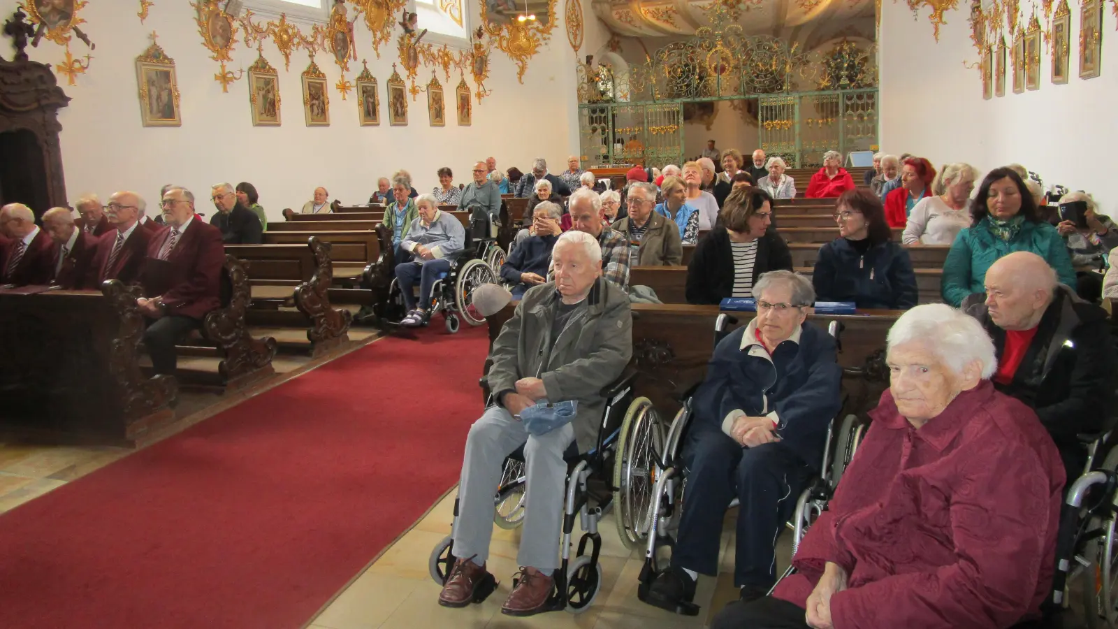 Für die Bewohner/innen des Caritas-Marienheims fand in der Schulkirche eine Maiandacht statt. (Bild: Daniela Donhauser)
