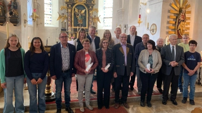 Die Ehejubilare zusammen mit Pfarrer Zeitler und den Ministranten (Bild: Helga Lenk)