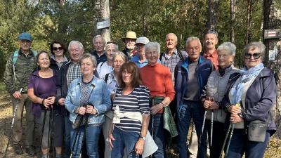 Wandergruppe des OWV Nabburg auf dem Weg zum Herbstfest des Knappenverein Wölsendorf am Kocherstollen. (Bild: Hans Rachwalik )