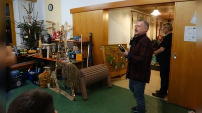 Versteigerer Rainer Wegmann in seinem Element, bei dem er sehr viele Preise an den Mann oder die Frau brachte, immer mit einer Brise Humor gewürzt. (Bild: Tanja Wegmann)