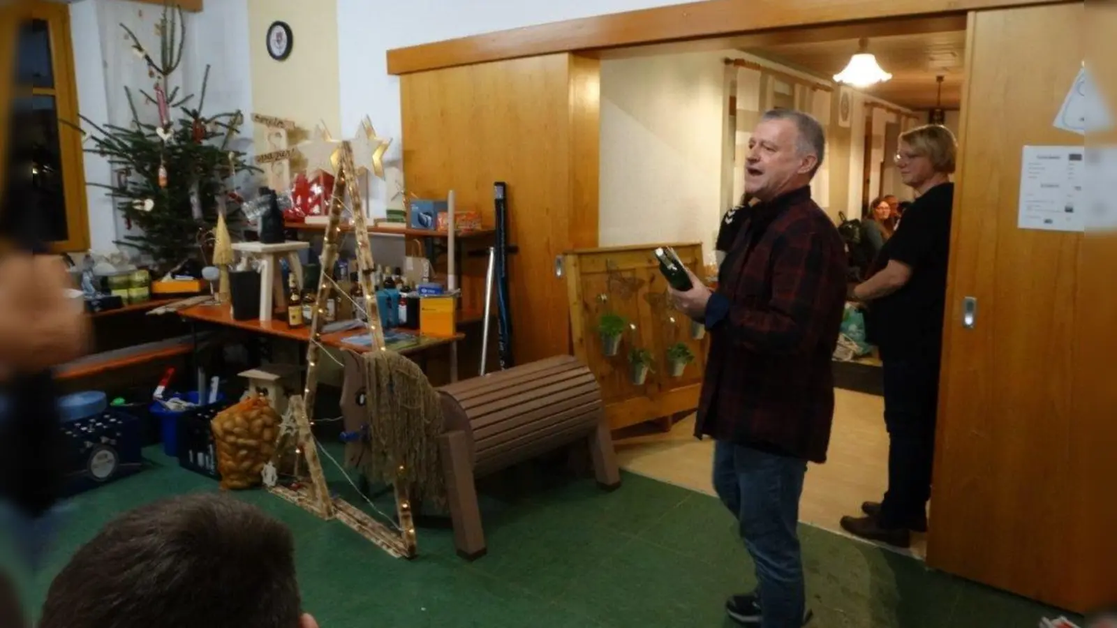 Versteigerer Rainer Wegmann in seinem Element, bei dem er sehr viele Preise an den Mann oder die Frau brachte, immer mit einer Brise Humor gewürzt. (Bild: Tanja Wegmann)