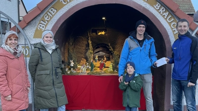 Tobias, Julia und Toni Pröls übergeben die großzügige Spende an die Vorstände des Elternbeirats  (Bild: Johannes Wittmann)