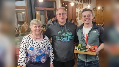 Von links Damenleiterin Petra Franke, Erster Schützenmeister Peter Süß, Nusskönig Sigi Mayerhöfer (Bild: Leonhard Grillmeier)