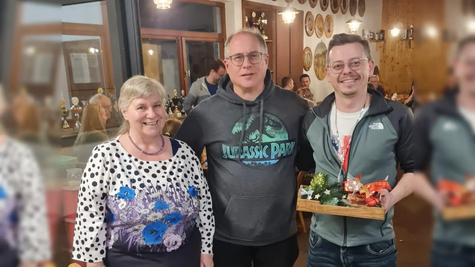 Von links Damenleiterin Petra Franke, Erster Schützenmeister Peter Süß, Nusskönig Sigi Mayerhöfer (Bild: Leonhard Grillmeier)