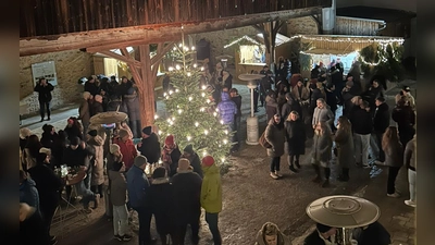 Ein Blick von oben auf den Weihnachtsmarkt des TSV Konnersreuth (Bild: Maximilian Siller)