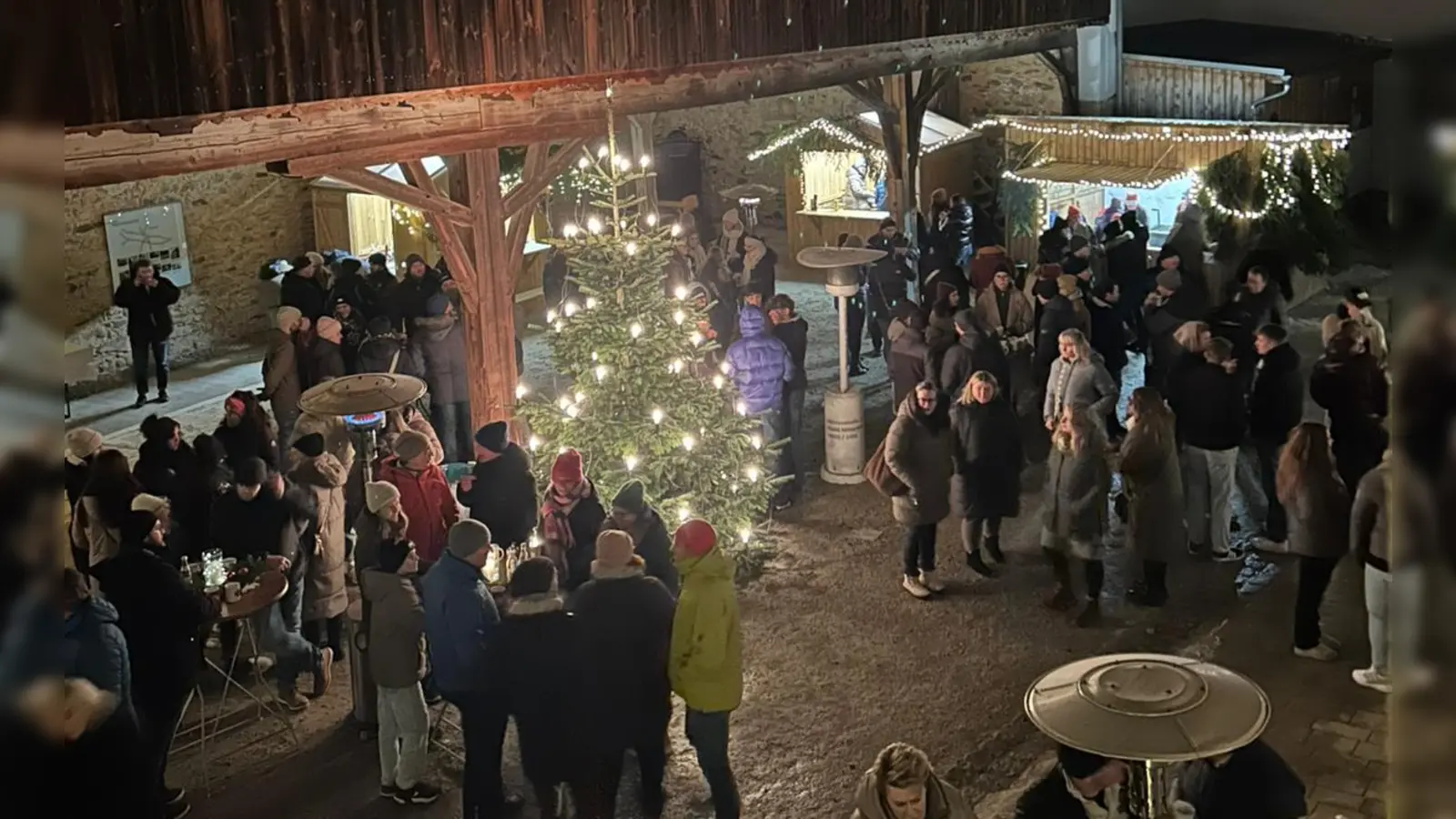Ein Blick von oben auf den Weihnachtsmarkt des TSV Konnersreuth (Bild: Maximilian Siller)