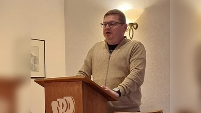 Der neue SPD-Unterbezirksvorsitzende Gregor Forster bei seiner Ansprache (Bild: Romana Ott)