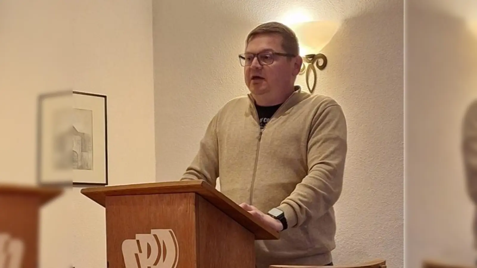 Der neue SPD-Unterbezirksvorsitzende Gregor Forster bei seiner Ansprache (Bild: Romana Ott)