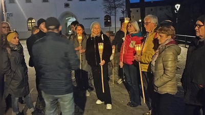 Fackelwanderung durch die Amberger Altstadt. (Bild: Martin Sekura)