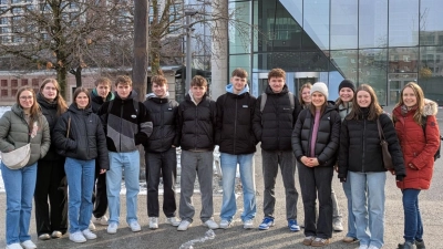 Die Schülerinnen und Schüler aus Oberviechtach erlebten bei ihrer Exkursion nach Frankfurt ganz unterschiedliche Stationen. Auch ein Besuch der Börse gehörte dazu.  (Bild: Christin Elsner)